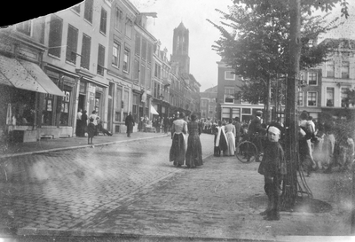 832061 Afbeelding van het toegestroomde publiek op de Neude te Utrecht, tijdens een brand bij tabakshandel B.C. van ...